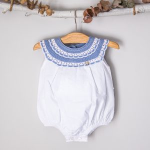 Pelele bebé detalle cuello